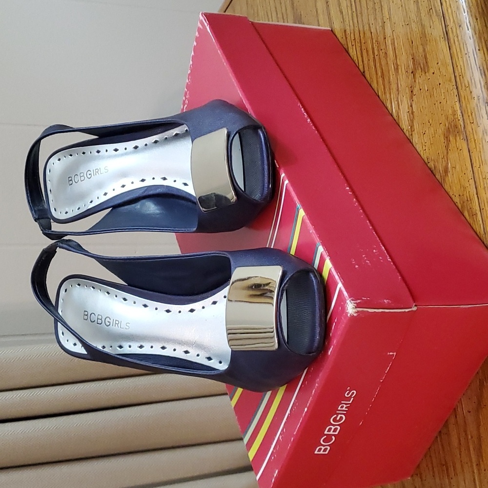 9N BCBGirls pumps